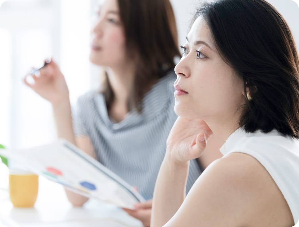 優良企業での採用実績。障がい者転職支援・専門職のキャリア形成を支えるプロフェッショナルなオフィスでの打ち合わせ